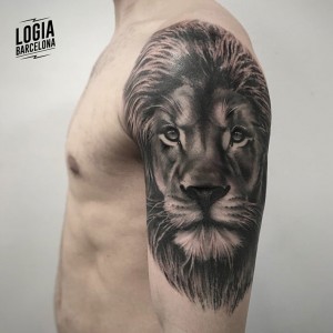 tatuaje_hombro_leon_Logia_Barcelona_Pablo_Munilla  